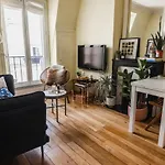 Bright Apt Near The Moulin Rouge